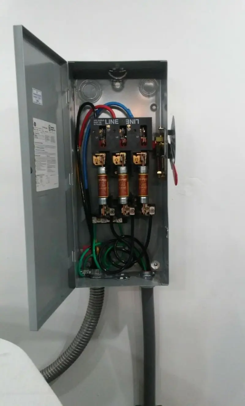 Three-phase disconnect switch installed for Smoke Detector Installation in Jennings